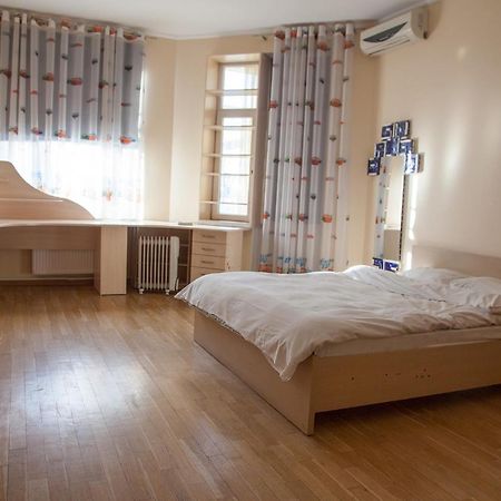 קייב Two Bedroom Apartment With Balcony מראה חיצוני תמונה