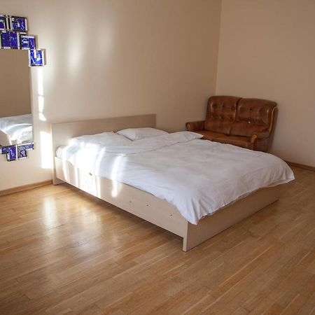 קייב Two Bedroom Apartment With Balcony מראה חיצוני תמונה