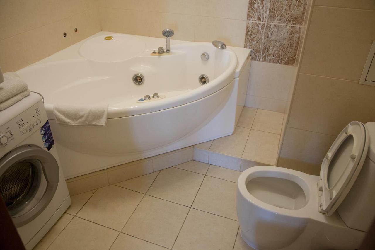 קייב Two Bedroom Apartment With Balcony מראה חיצוני תמונה