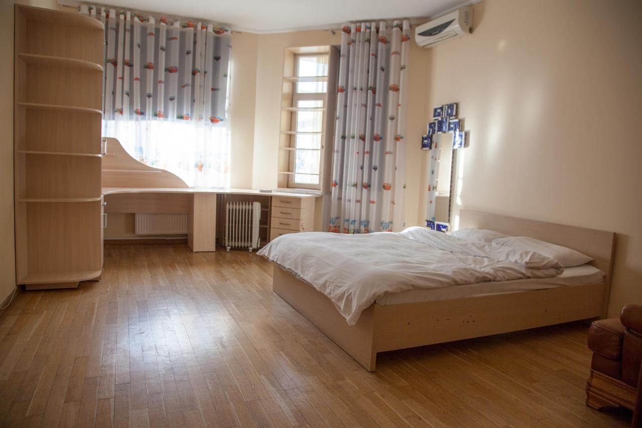 קייב Two Bedroom Apartment With Balcony מראה חיצוני תמונה