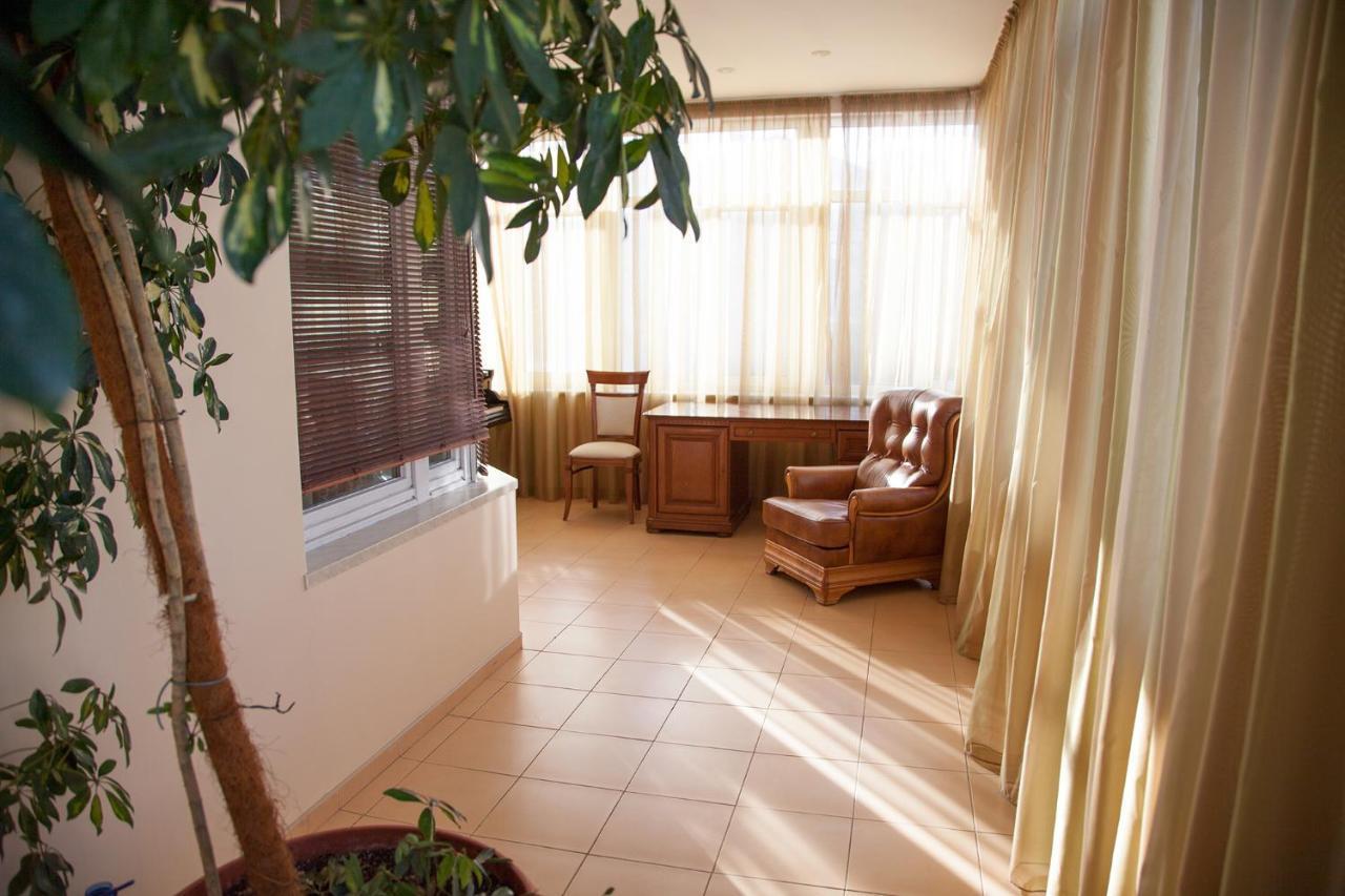 קייב Two Bedroom Apartment With Balcony מראה חיצוני תמונה