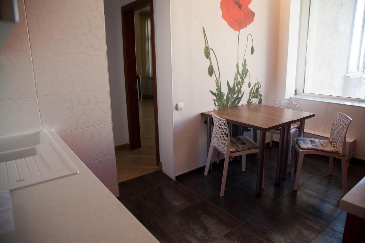 קייב Two Bedroom Apartment With Balcony מראה חיצוני תמונה