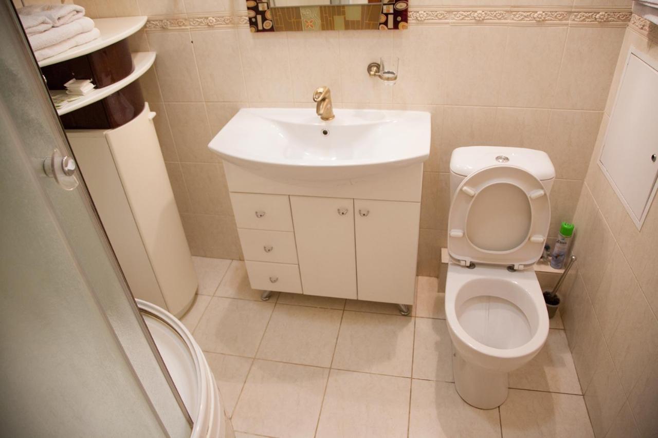 קייב Two Bedroom Apartment With Balcony מראה חיצוני תמונה