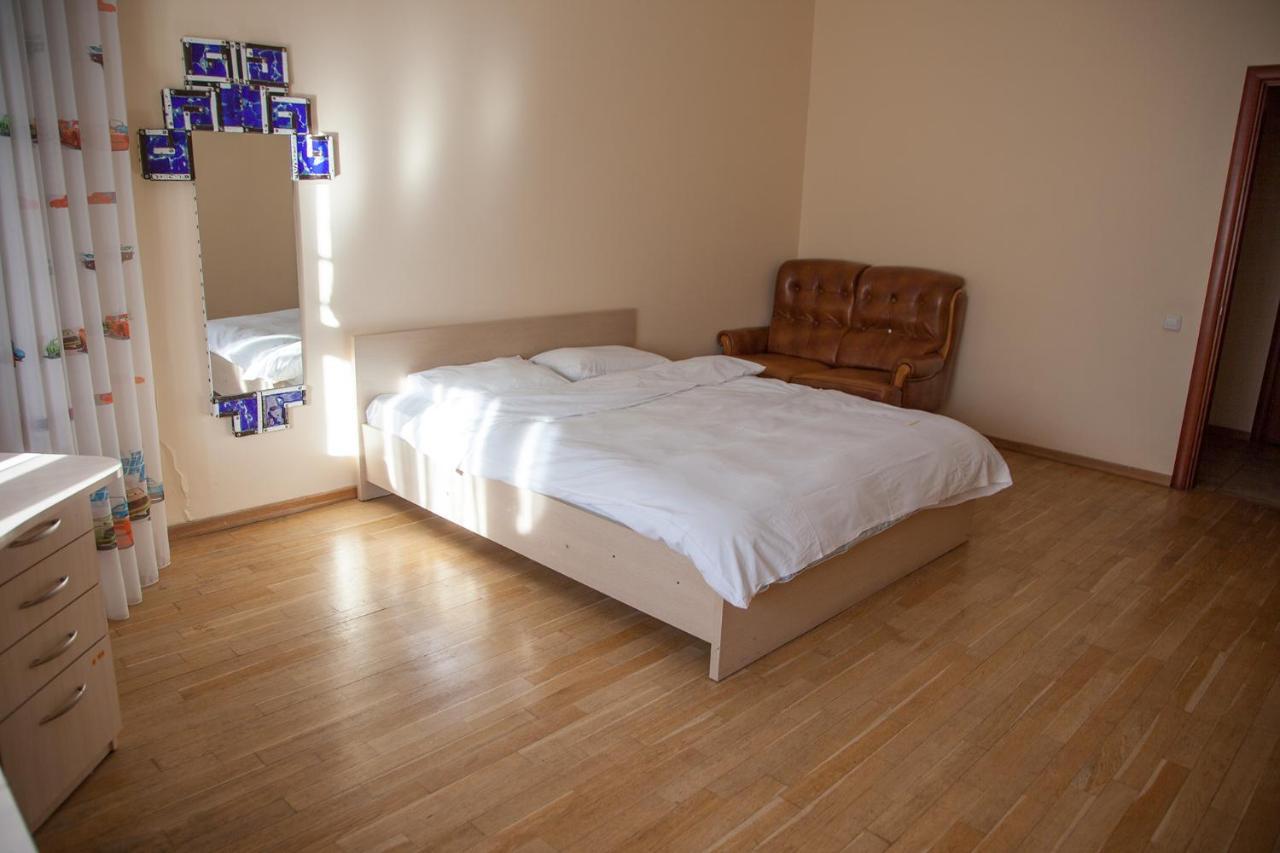 קייב Two Bedroom Apartment With Balcony מראה חיצוני תמונה