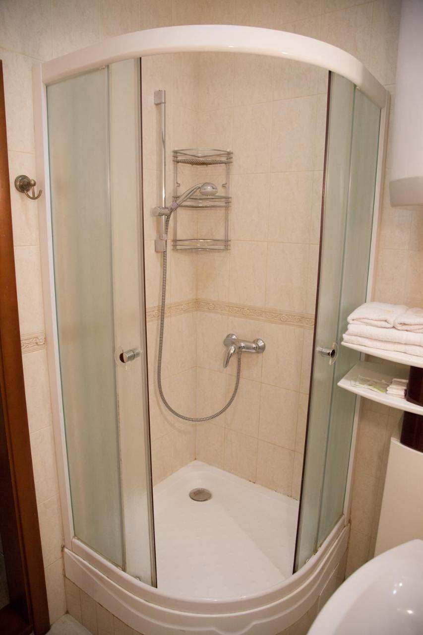 קייב Two Bedroom Apartment With Balcony מראה חיצוני תמונה