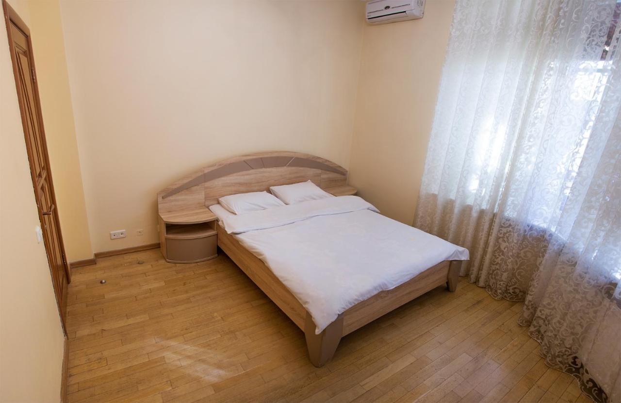 קייב Two Bedroom Apartment With Balcony מראה חיצוני תמונה
