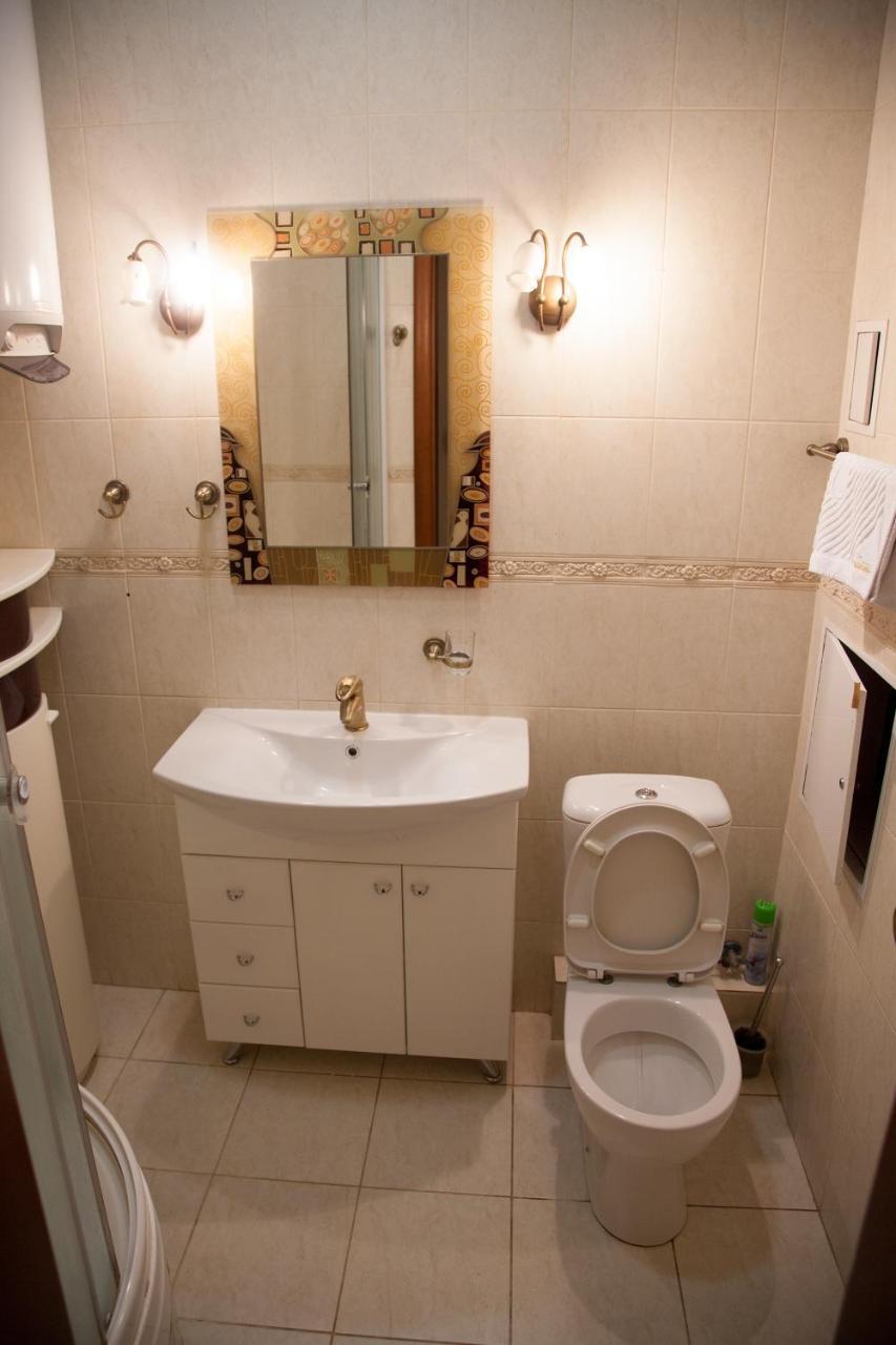 קייב Two Bedroom Apartment With Balcony מראה חיצוני תמונה